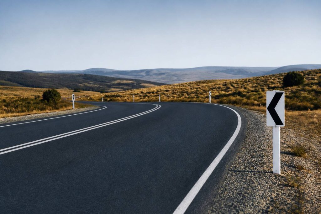 Balise de virage au bord d'une route dans une courbe