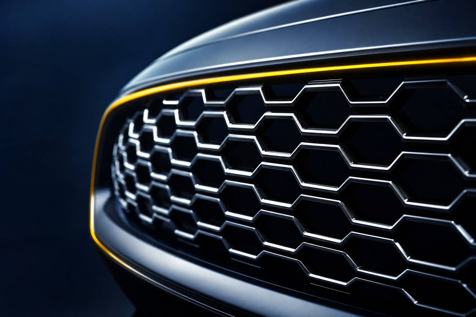 Gros plan sur la calandre d'une voiture avec maille chromée et reflets lumineux jaune signal