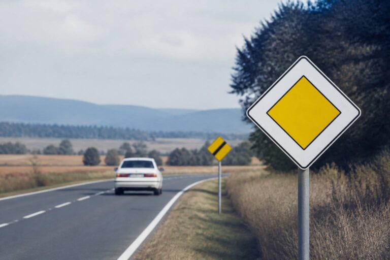 Panneau Losange Jaune : Tout Savoir sur la Route Prioritaire