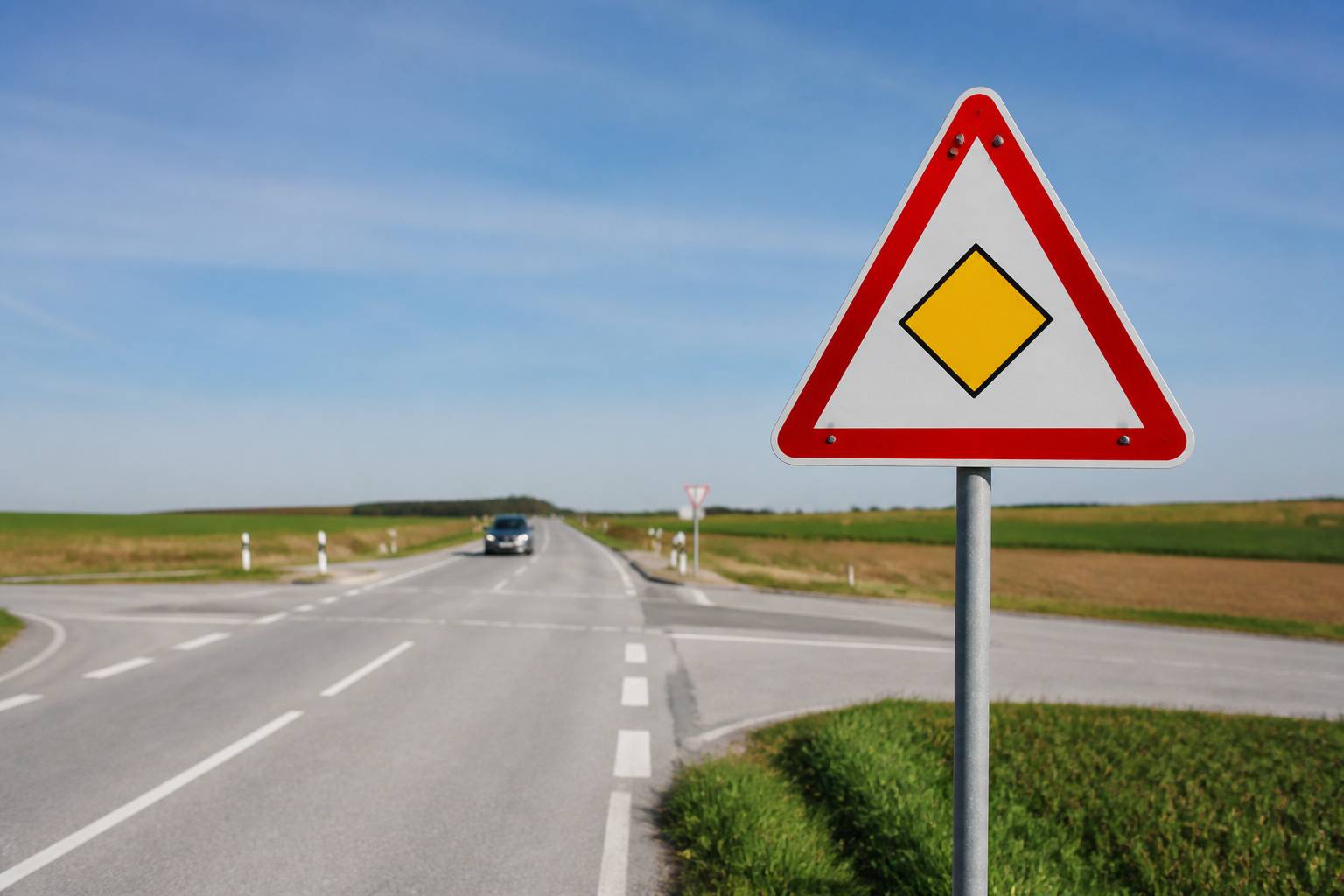 Carrefour routier avec panneau de priorité ponctuelle au bord de la chaussée