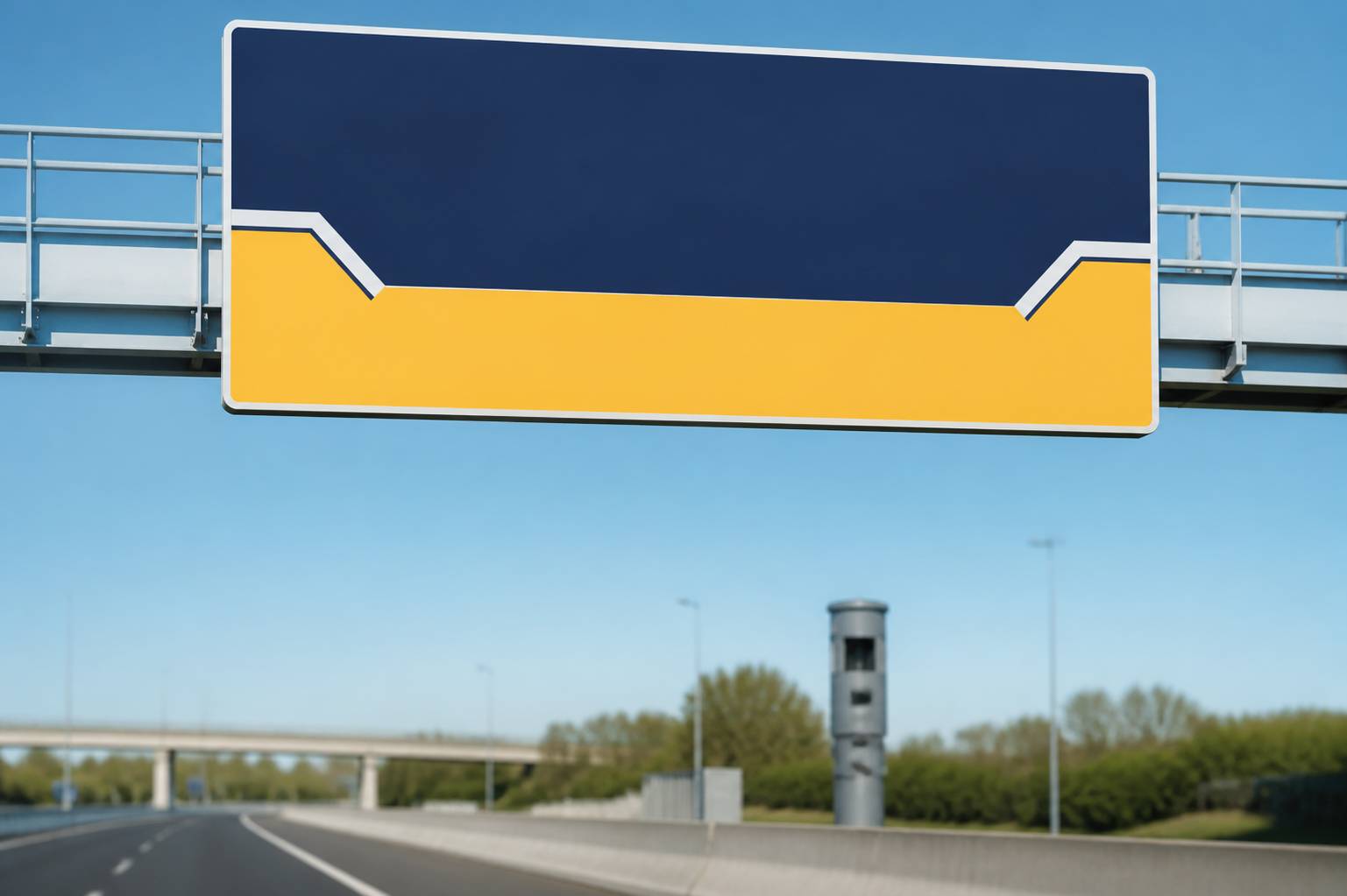 Panneau de signalisation sur portique au-dessus d'une route avec radar