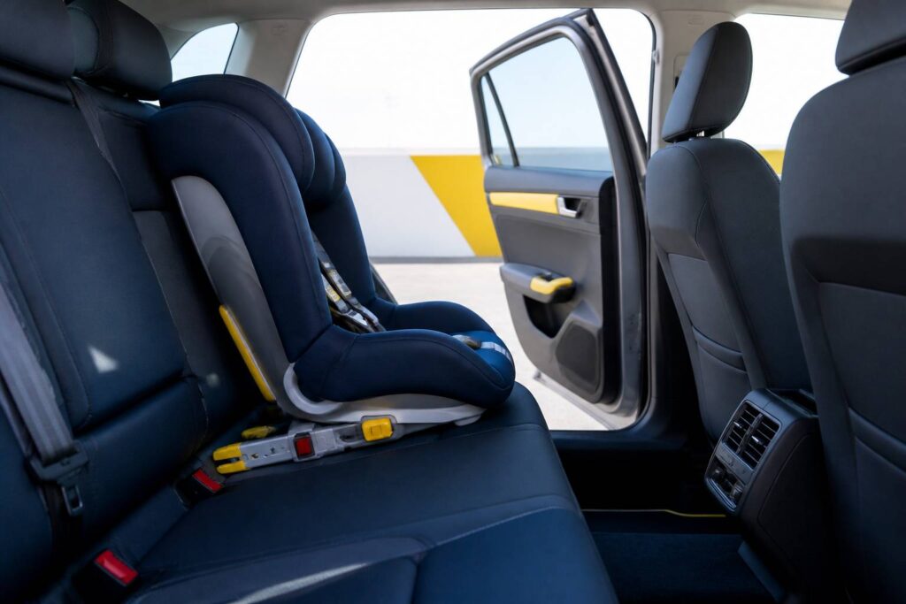 Siège auto enfant installé sur une banquette avec attaches ISOFIX