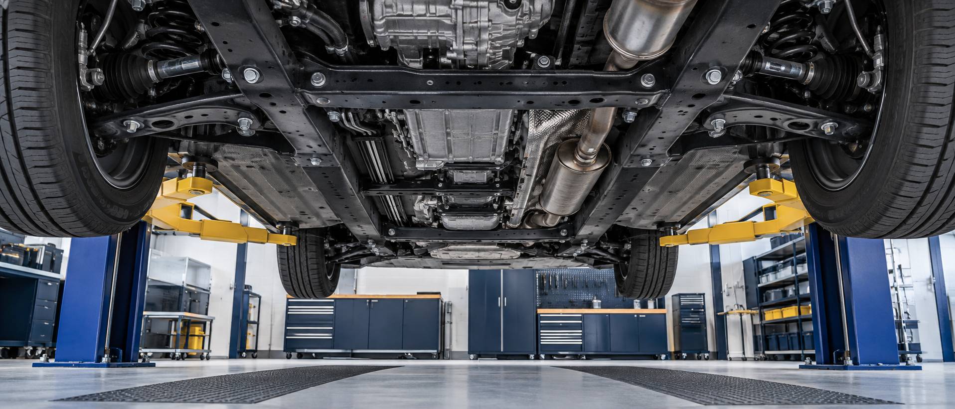 Vue en plongée du longeron en acier sous le plancher d'une voiture