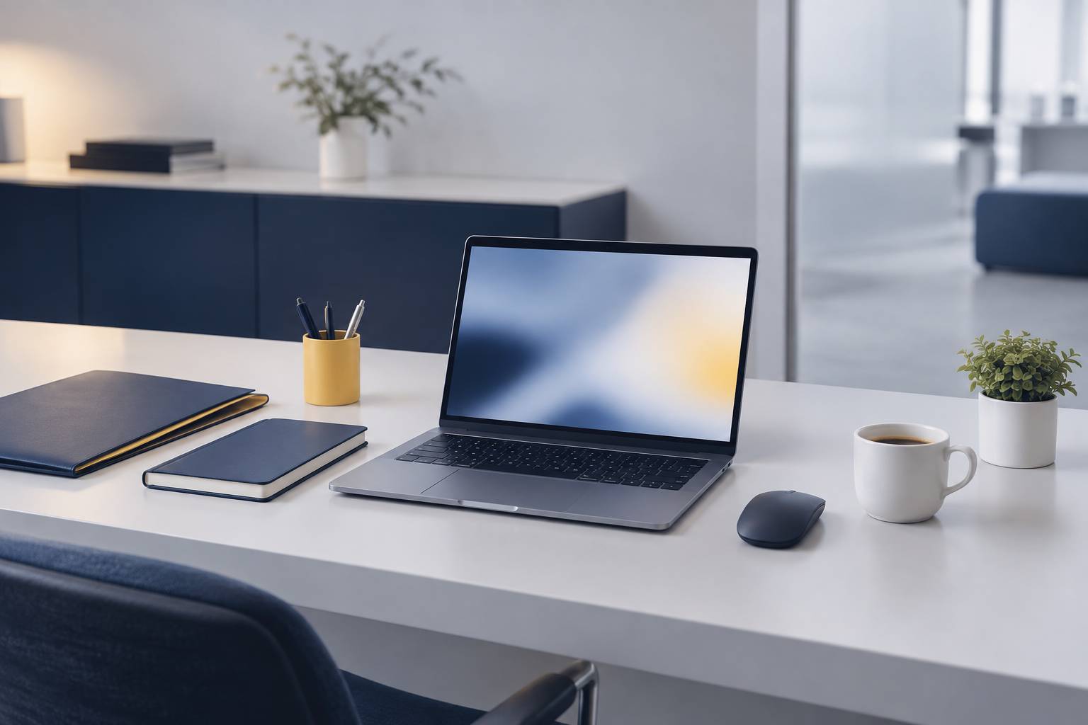 Bureau avec ordinateur portable, souris et bloc-notes ferme