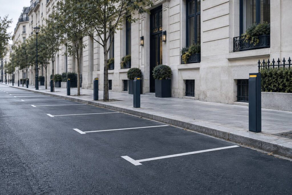 Places de stationnement le long d'un trottoir dans une rue de centre-ville calme