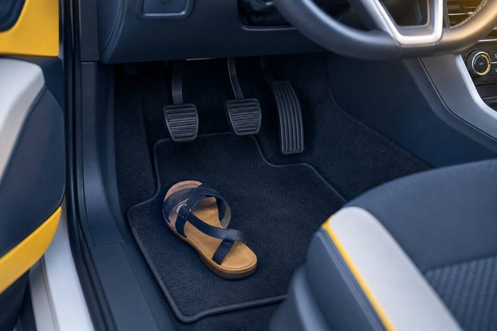 Interieur de voiture generique avec sandale posee pres du pedalier
