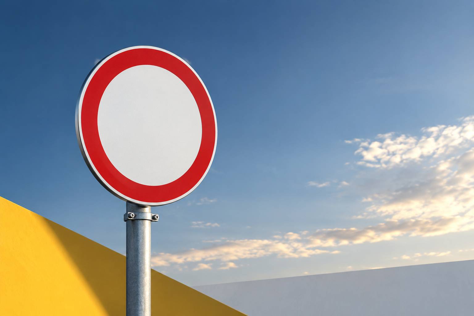 Panneau de signalisation rond rouge et blanc monte sur un poteau